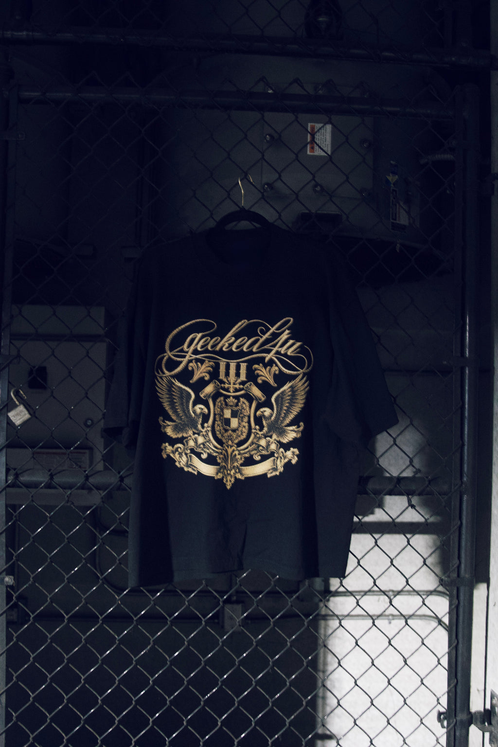signature script black oversized T